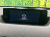 【8.8インチマツダコネクト】車内の雰囲気にマッチした大型のディスプレイ。スマホ接続でのナビ使用やBluetooth再生等、様々な機能が楽しめます。直感的なダイヤル操作が可能で、使い勝手も良好です。