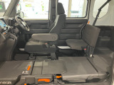 助手席と2列目を格納すると、サーフボードなどの長い荷物も積み込みやすくなります!