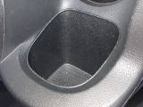 運転席と助手席にはドリンクホルダーがあります。取りやすい位置にありますからドライブも楽しくなりますね!