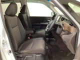 女性でも運転がしやすいように、シートの高さ調整機能(シートリフター)がついています。広い足元にゆったり座れるシートには肘掛も装備しており長距離の運転でも疲れにくいシートです。