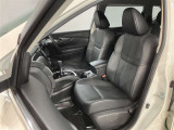 助手席側から見た車内の画像です。使い勝手の良い装備が整う上質な空間が広がっています。シートも快適で乗る人に安心感を与えます。