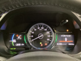 ハイブリット車専用のメーターです。中央のスピードメーターより左右のサブデスプレイで燃費や動力伝達などの情報が見れるようになっています。