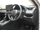 見通しのよいすっきりとした視界で、誰でも運転しやすいです。運転のしやすさは疲れにくさにも繋がります高いホールド性で運転姿勢が安定します。長距離ドライブでも疲れにくいのが魅力です