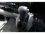 インパネシフトだから視線の移動も少なく足元もスッキリ♪運転席もゆったりしているのでゆとりを持ってドライブできますね!
