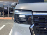 【LED・HIDヘッドライト】 ハロゲンヘッドライトに比べて大光量で、遠方視認性を向上させてくれる為、悪天候や夜間の運転をより安全にサポートしてくれます