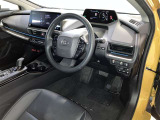 高いホールド性で運転姿勢が安定します。長距離ドライブでも疲れにくいのが魅力です。快適なドライビングライフをお送りください♪
