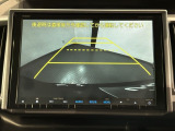 リバースギアに入れるだけで後方の表示へ切り替わります。夜間や雨の日の駐車も楽になりますよ。
