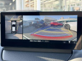 車両の前後左右にある4つのカメラを合成することで、まるでご自身のクルマを空から見ているような俯瞰での映像を映し出してくれます。バック時ももちろんのこと、前進時に視界の悪い交差点でも役に立ちますね。