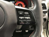 ステアリングスイッチ付き。前方から目を離すことなく操作することが可能です。