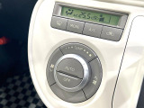 【オートエアコン】一度お好みの温度に設定すれば、車内の温度を検知し風量や温度を自動で調整。暑い&hellip;寒い&hellip;と何度もスイッチ操作をする必要はありません。快適な車内空間には必須の機能ですね♪