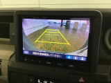 リバースギアに入れるだけで後方の表示へ切り替わります。夜間や雨の日の駐車も楽になりますよ。