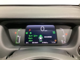 デジタル表示のスピードメーターとタコメーター、燃費やオドメーターなどの表示の他に、ホンダセンシング機能などの表示もできる多機能なマルチインフォメーション・ディスプレイです。