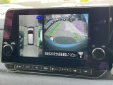まるで真上から見ているような、視認性の良いアラウンドビューモニターです。駐車が苦手な方でもこれでらくらく駐車できますよ。