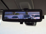 【スマートルームミラー】車両後方のカメラ映像をミラー面に映し出します。車内の状況や天候などに影響されずいつでもクリアな後方の視界が得られます♪