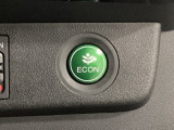 ECON モードをON にするとアクセルペダルの動きに対するエンジンの反応とエアコンの制御を切り換えることで、燃費のいい運転をするドライバーがペダルを踏んだ時と同じようにエンジンを制御します。