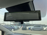 スマートルームミラー・後部座席に人が座っている時や、荷物が多い際でも後方確認がしやすいです。