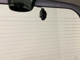 後方にもドライブレコーダーのカメラが付いています。前後両方でお車の周りを監視・記録いたします。