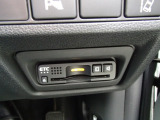 有料道路をキャッシュレスで通行できるETC車載器付きです。運転席足元に設置されています。ETCセットアップ費用は含まれておりません。別途必要となります。