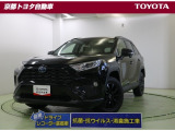 悪路走行の安定感に日常使いでの快適性を備えたコンパクト・クロスオーバーSUVの先駆け【RAV4】HV。存在感のあるワイドなボディはアウトドアではもちろん、街中でも映えます。