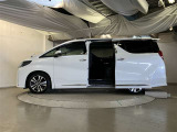 助手席側は電動スライドドアになってます。運転席やキーのリモコンで開閉できるので手が塞がっていても楽に積み降ろし出来ますよ。