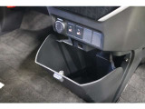 使いやすい収納が沢山あるのもルーミーの魅力です。センタークラスターには大型のボックス収納を装備しています。取り外しが出来るのでダストボックスとして使用しても便利ですよ。