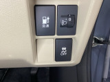 ハンドルの右側にはヘッドライトレベライザーとVSA(ABS+TCS+横滑り抑制)の解除スイッチがついています。ヘッドライトレベライザーは道路状況や積荷の加重に応じてライトの高さを調節できます。