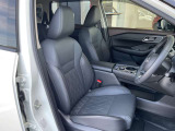 運転席もゆったりとお座り頂けます。