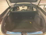 ゆったりとしたトランクルームでございます。たくさんのお荷物の車載が可能でございます。