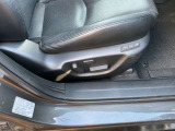 運転席は10Wayの電動シートになっています。ドライバーの体格に合わせたドライビングポジションを設定出来ます。また、2人分のポジションをメモリー出来るのでいつでも自分のポジションに戻せます♪