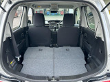 【シートアレンジ】リヤシート肩部のレバーで荷室側から簡単に前倒しが可能です◎分割可倒式なのでアレンジして使用できます◎両席倒すと大きなラゲッジスペースに大変身!
