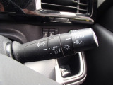 オートヘッドライト標準装備です。車外の明るさに応じて自動的にヘッドライトの点灯・消灯をしてくれます。トンネルの出入り口などで活躍してくれます。