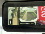 ディスプレイ付ルームミラーでクルマを上空から見下ろしているかのように、状況を把握できます。さらにタイヤアングルガイドも付いて、バックでどう車が動くかが分かって、車庫入れなどに便利ですね!