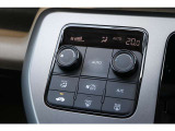 フルオートエアコンを装備。車内の温度設定だけでなくPM2.5にも対応した高性能集塵フィルターも装備しており車内はいつも快適空間♪また寒い時にはシートヒーターが連動。効率的に温めます♪