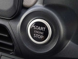 【プッシュスタート】キーが車内にあれば、エンジンの始動・停止はブレーキを踏んでスイッチを押すだけ!キーを取り出す手間を省き、ワンプッシュで操作するので簡単でスムーズ!