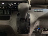 CVT車のセレクトレバーです。低速から高速まで、変速ショックのないスムーズな走りを実現するとともに、エンジン効率のよい領域を維持することで燃費にも貢献します。