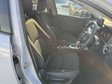 正しい姿勢で運転できるように体幹の腰部をしっかりささえるようデザインされているシートです。素材、シート形状を研究することでフィット感を高めつつ、優れた快適性を実現しています。