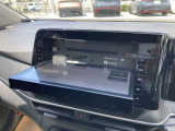 画面がスライドすると、CD/DVDとSDカードの挿入口が現れます。