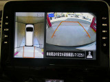 ギアを『R』に入れるとナビ画面に、まるで雲の上から覗いているような映像が映り、駐車をサポートしてくれます。