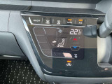 タブレット端末のようなタッチパネル式のオートエアコン採用。凹凸のない滑らかな表面で操作感を高めています。