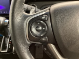 ステアリングにオーディオ操作スイッチが付いています。オーディオ画面に直接タッチしなくても操作が出来ますので、運転に集中できます。