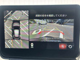 360度ビューカメラを搭載。4方の小型カメラの映像を処理し、車両真上からの映像に変換しています。