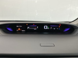 メータは先進的なデジタルメーターを採用!ゆっくりと数字が動くのでとても見やすく表示されます!続可能距離等の情報やHonda SENSINGの注意・警告も表示します!
