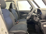 ゆったりと座れる運転席シートですのでストレスなく運転が出来ますよ!