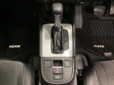 「e:HEV」は、モーター走行を中心にしながら電気エネルギーやエンジン動力を最も効率よく使い分けることができる賢いハイブリッドシステムです。サイドブレーキはスイッチ操作の電子制御パーキングブレーキです