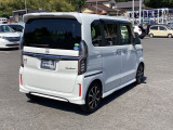 リアはプライバシーガラス付です。見た目もかっこいいですよね。また、太陽光を防ぐので冷房の効きを良くする効果もあるんです。エアコンを控えめにすれば燃費向上も見込めますよ。