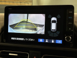 リバースギアに入れるだけで後方の表示へ切り替わります。夜間や雨の日の駐車も楽になりますよ。