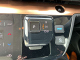 スイッチ方式のシフトは、インパネ周りの突起物をなくし、運転席から助手席へのサイドスルーを簡単にします。