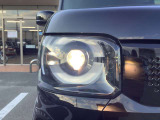 【LED・HIDヘッドライト】 ハロゲンヘッドライトに比べて大光量で、遠方視認性を向上させてくれる為、悪天候や夜間の運転をより安全にサポートしてくれます
