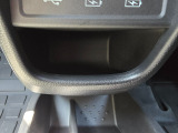 足元には便利なセンターロアボックスを設置。車内を整理しやすく、使い勝手の良さが魅力です。