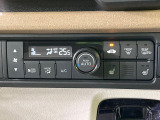 【オートエアコン】一度お好みの温度に設定すれば、車内の温度を検知し風量や温度を自動で調整。暑い&hellip;寒い&hellip;と何度もスイッチ操作をする必要はありません。快適な車内空間には必須の機能ですね♪